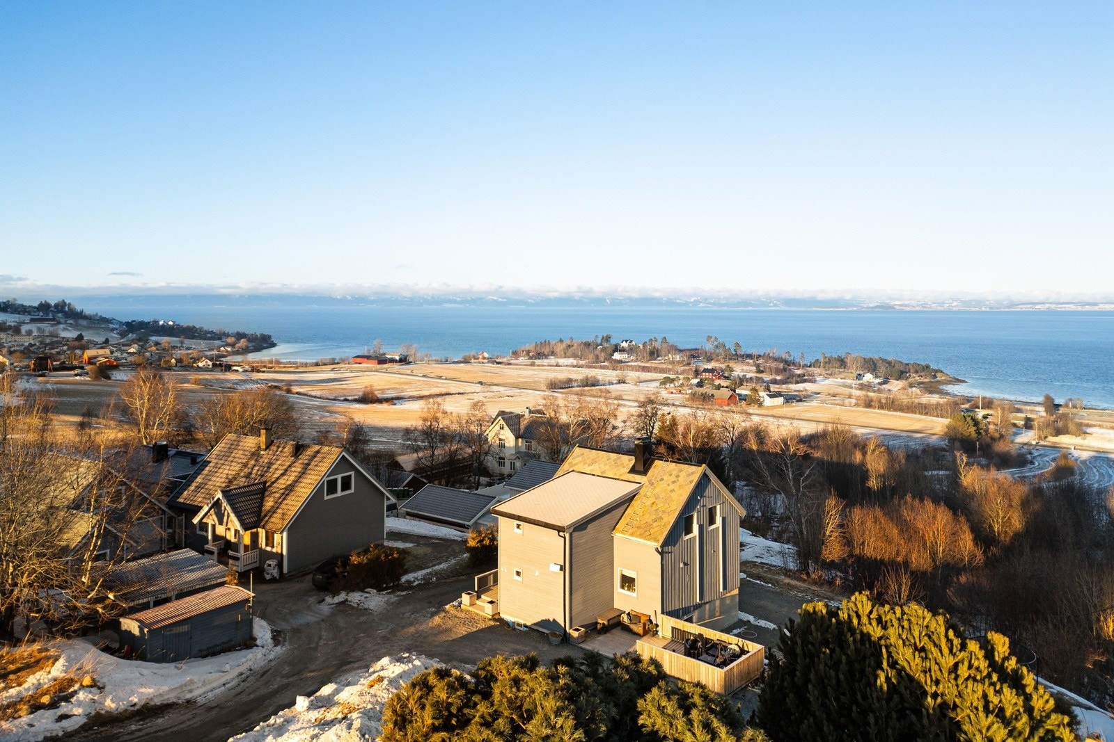 Denne lekre eneboligen har en flott beliggenhet med tomt på 1 305 kvm og vakker utsikt mot fjorden. Galleribilde