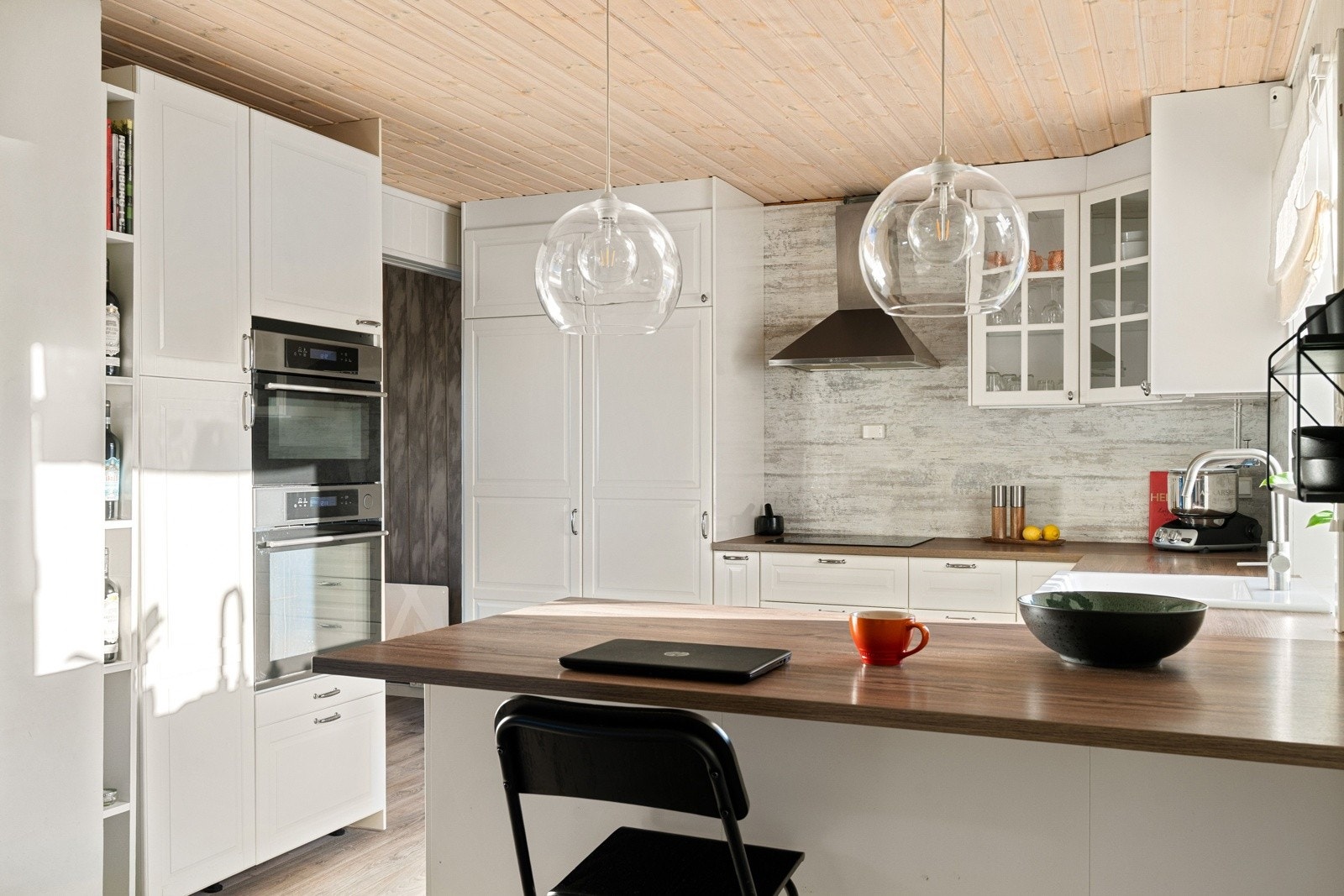 Kjøkkenøyen sørger for gode arbeidsflater og kan benyttes som spisebord ved kjappe måltider. Galleribilde