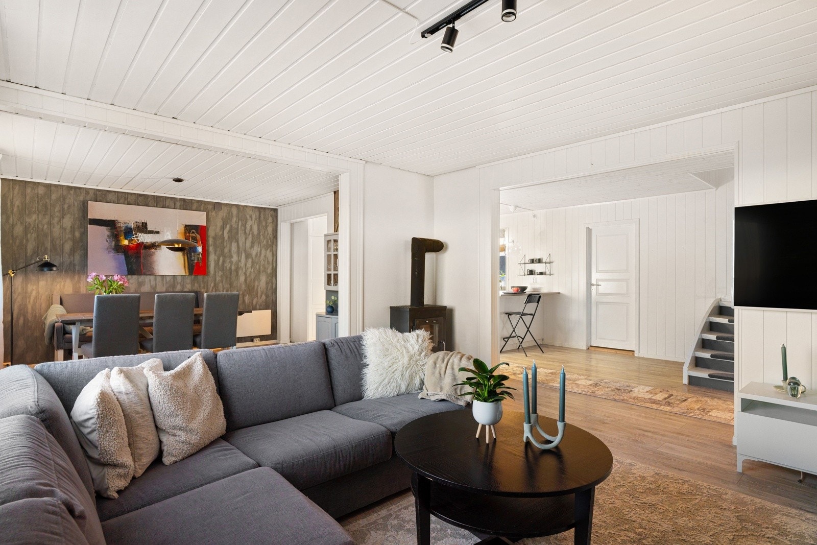 Stuen kan enkelt møbleres etter eget ønske, og er utstyrt med peis for ekstra kos og varme på mørke vinterkvelder. Galleribilde