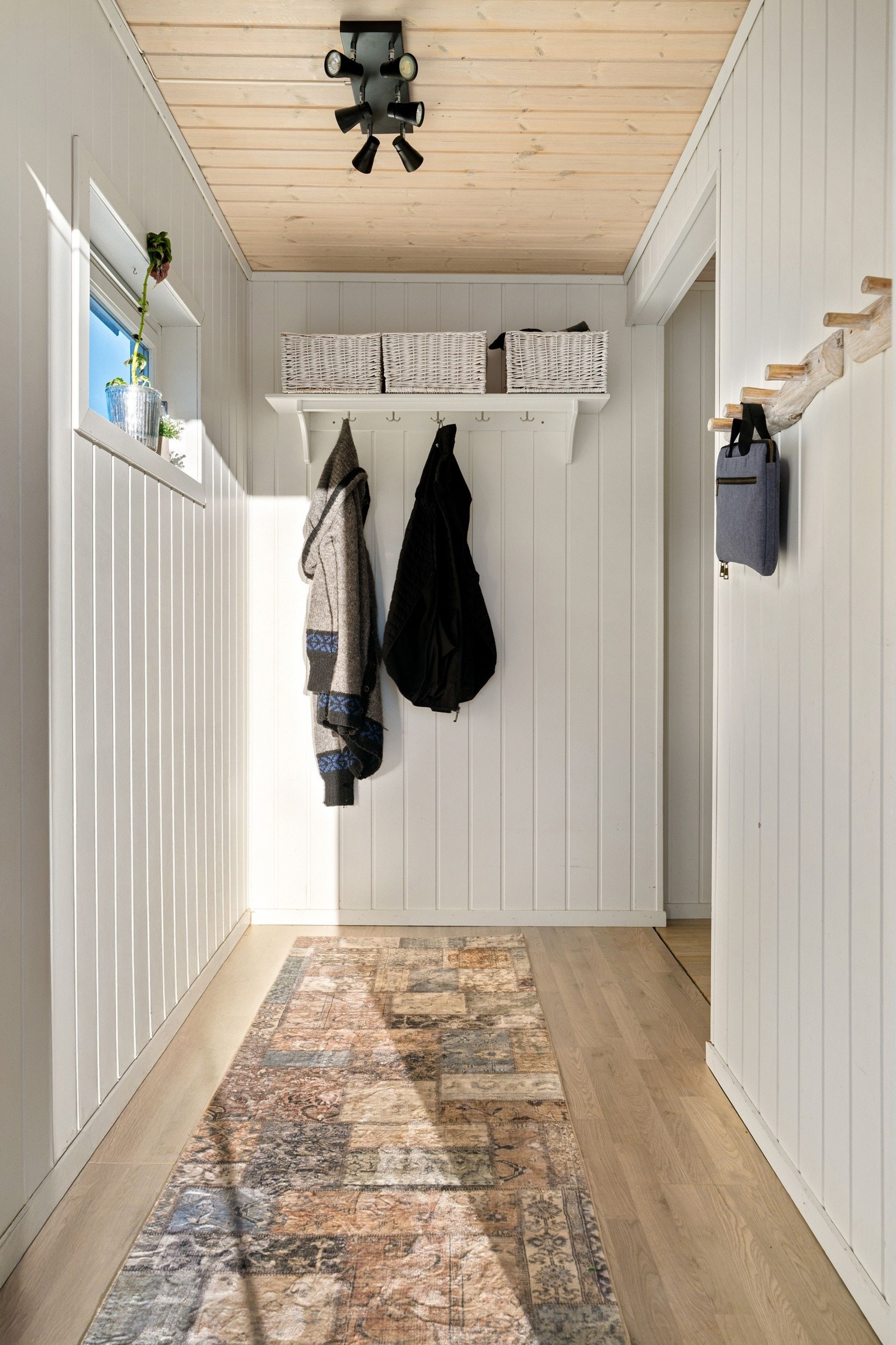 Entré på 4 kvm med plass til oppbevaring av sko og yttertøy. Galleribilde