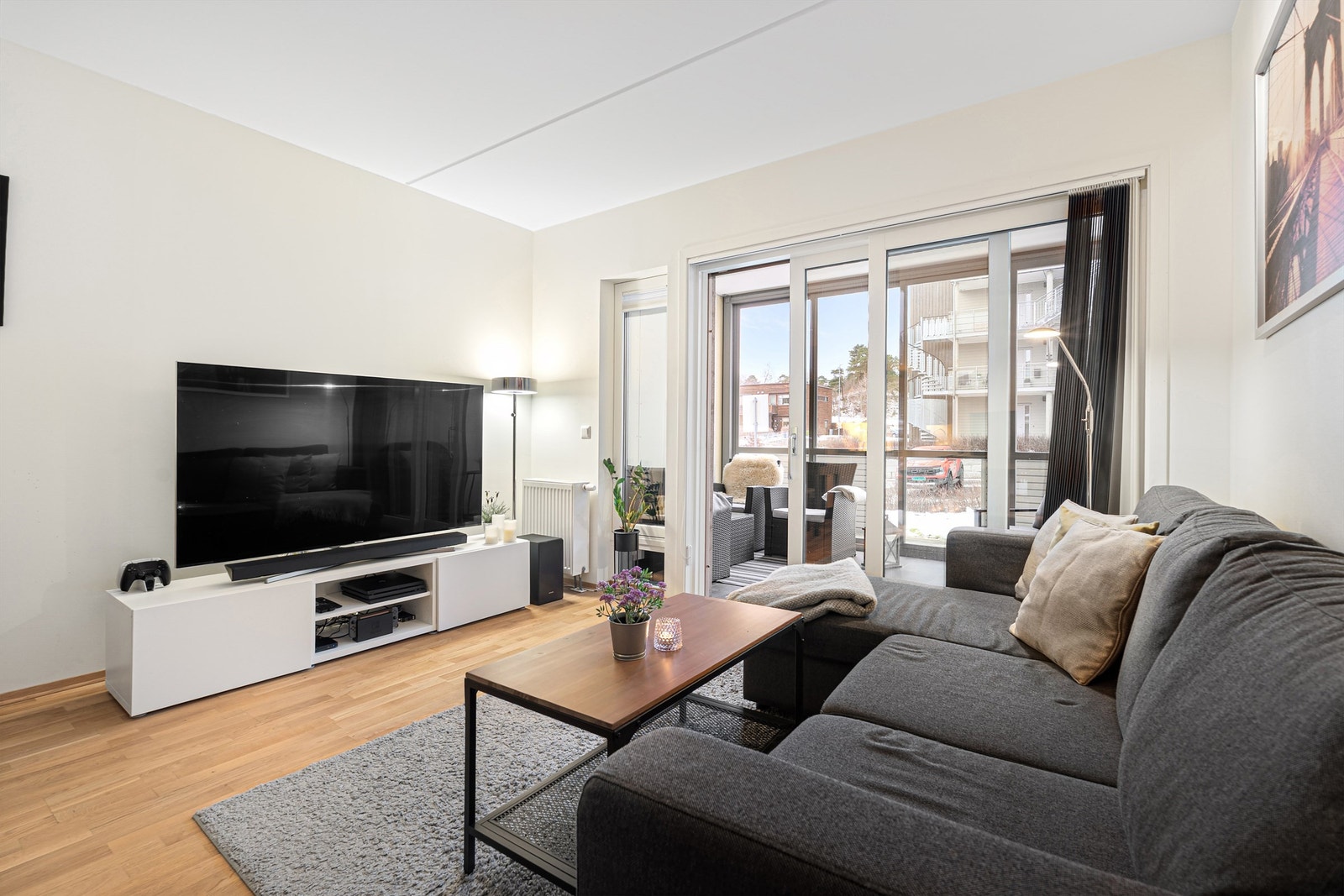 Leiligheten er oppvarmet av fjernvarme tilkoblet radiatorer og har balansert ventilasjon og er dermed svært energivennlig. Galleribilde