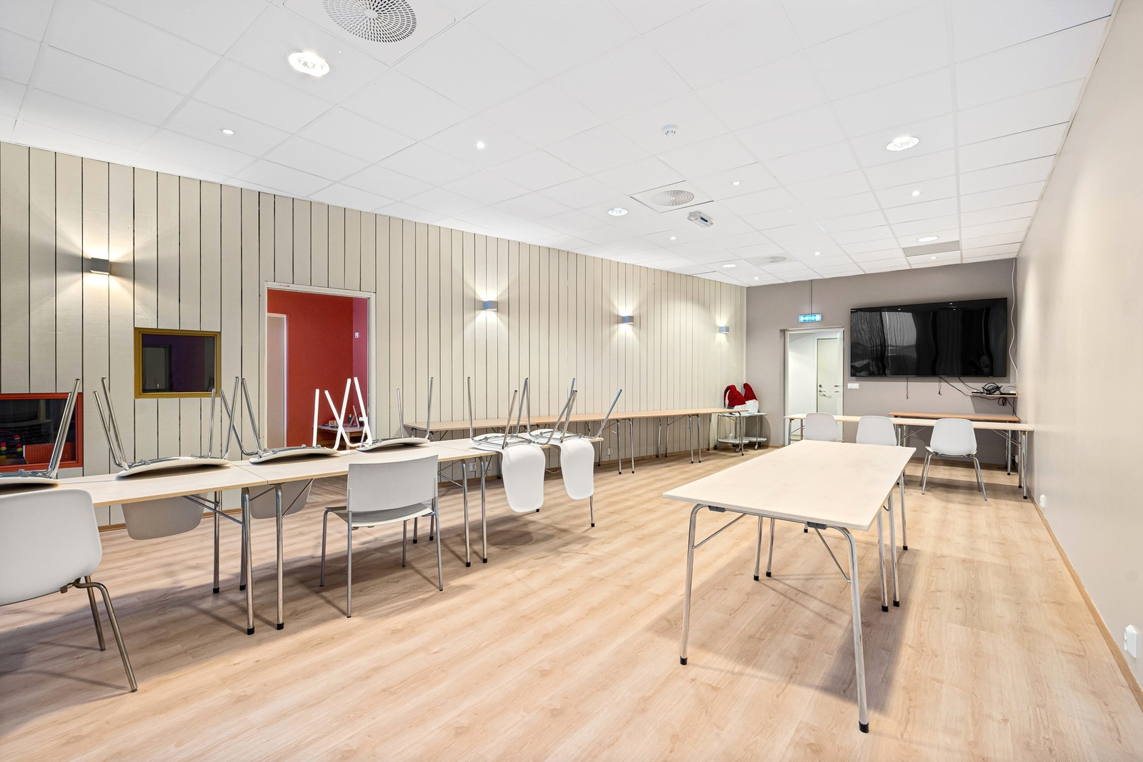 I nærområdet finner du flere butikker og Grillstadporten kjøpesenter hvor det er dagligvarehandel med søndagsåpent, apotek, frisør, treningssenter, post, blomsterbutikk m.m. Galleribilde