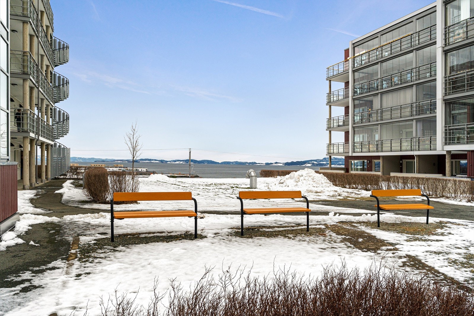 Fra eiendommen er det kort gangavstand til Ranheim skole, samt Grilstadfjæra barnehage og Sjøskogbekken barnehage. Bydelen har et aktivt idrettsmiljø med et bredt tilbud innen ski, håndball, fotball og friidrett. Galleribilde