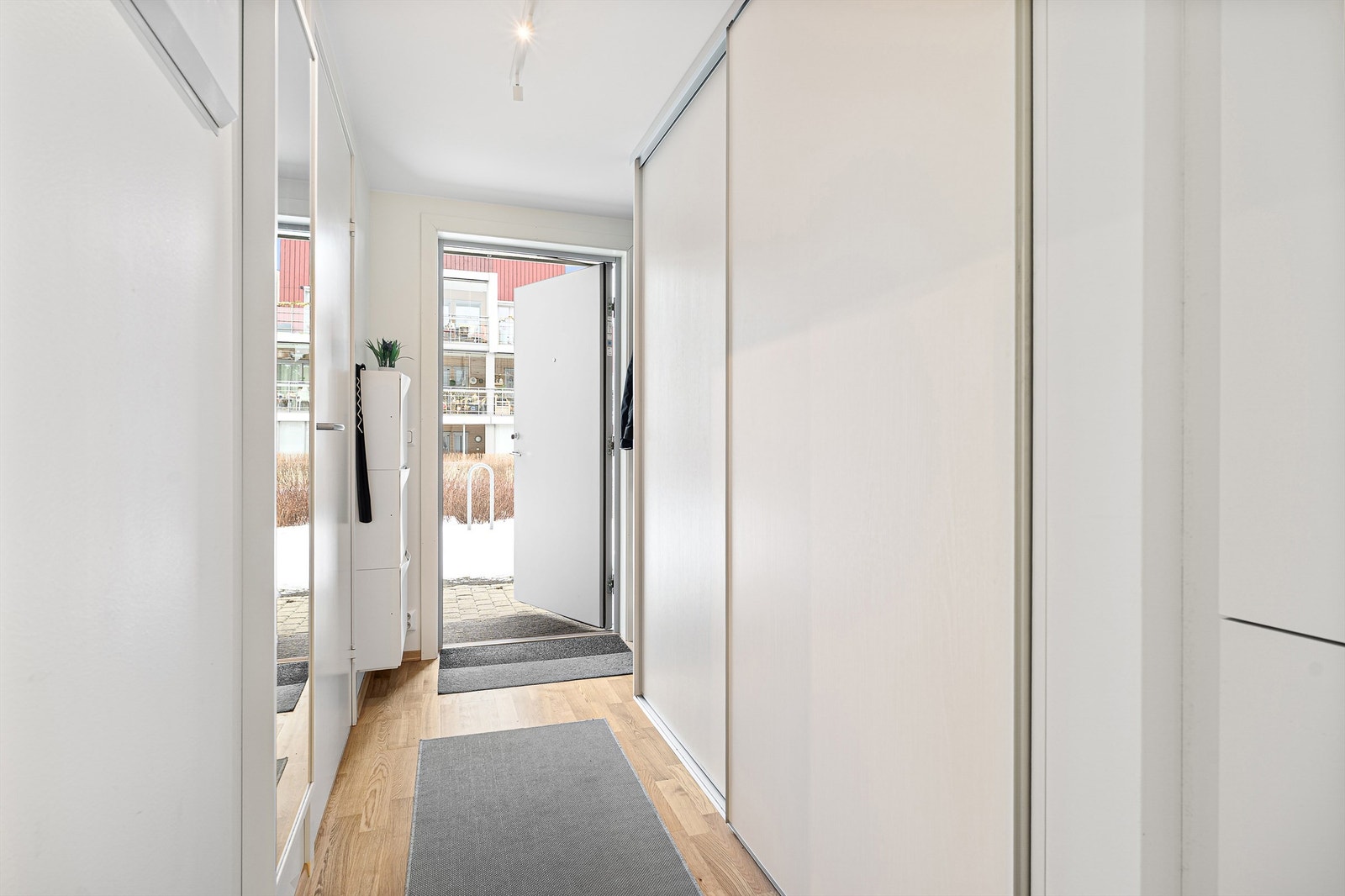 Velkommen inn! Romslig entré med god plass til oppbevaring av yttertøy og sko. Det er etablert en praktisk skyvedørsgarderobe. Galleribilde