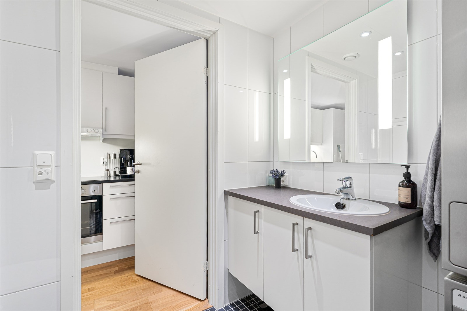 Pent flislagt bad på 4 kvm med gulvvarme, downlights i himling og opplegg for vaskemaskin og tørketrommel. Galleribilde