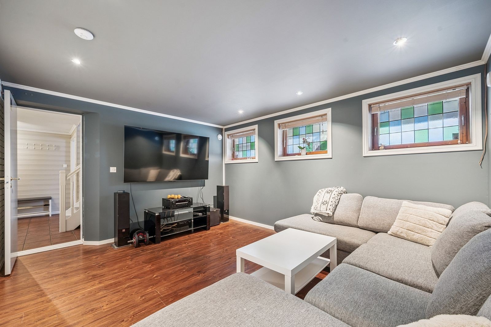 Kjellerstue / TV-stue. Galleribilde