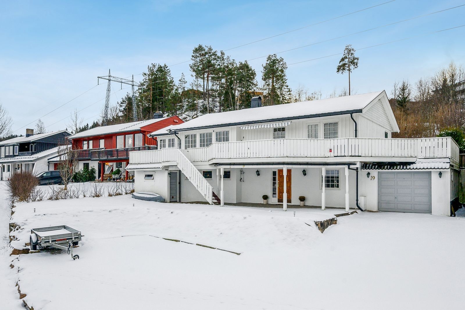 Fasade. Boligen har garasjepalss med el-lader og praktisk utebod. Galleribilde