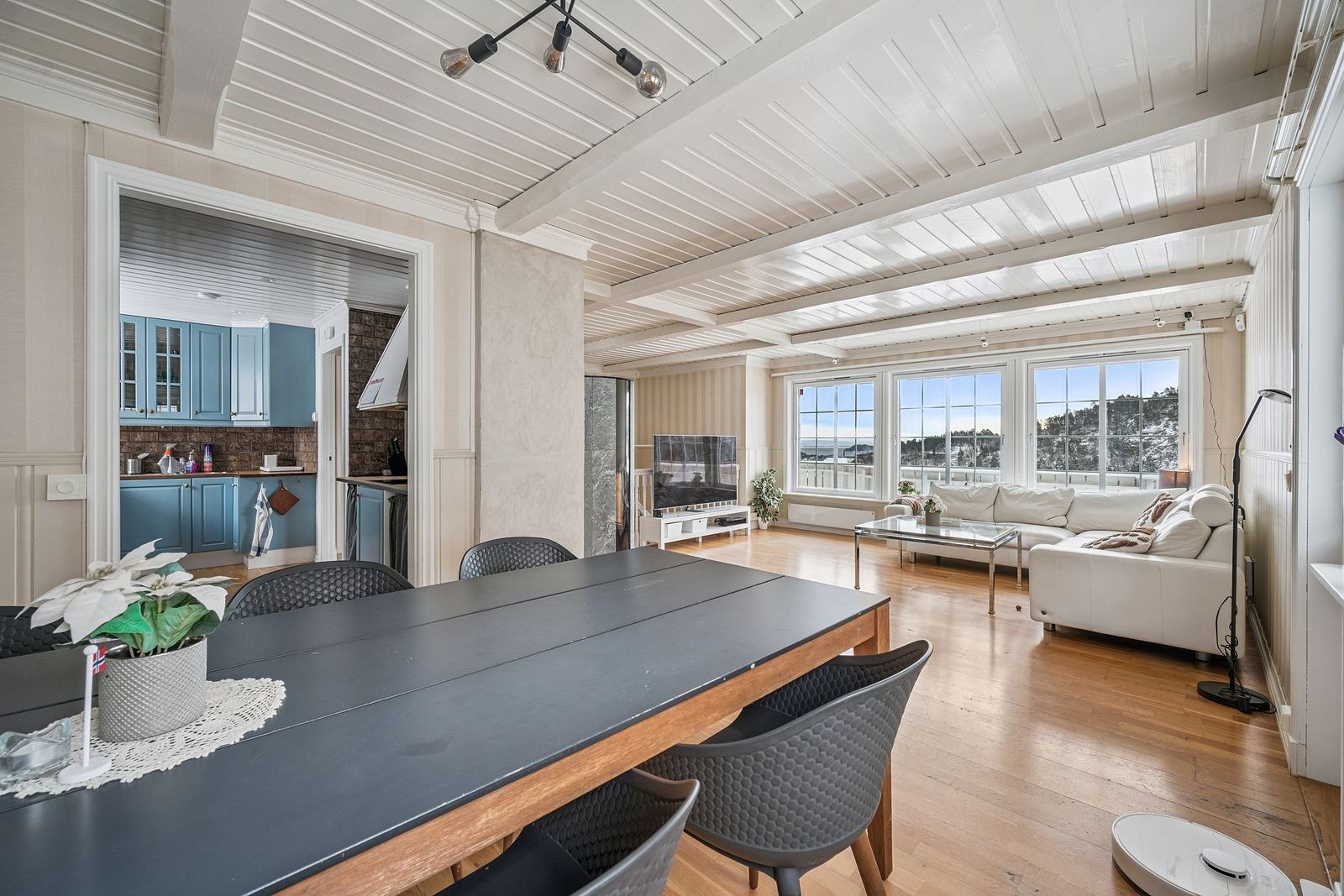 Romslig stue / spisestue. Galleribilde