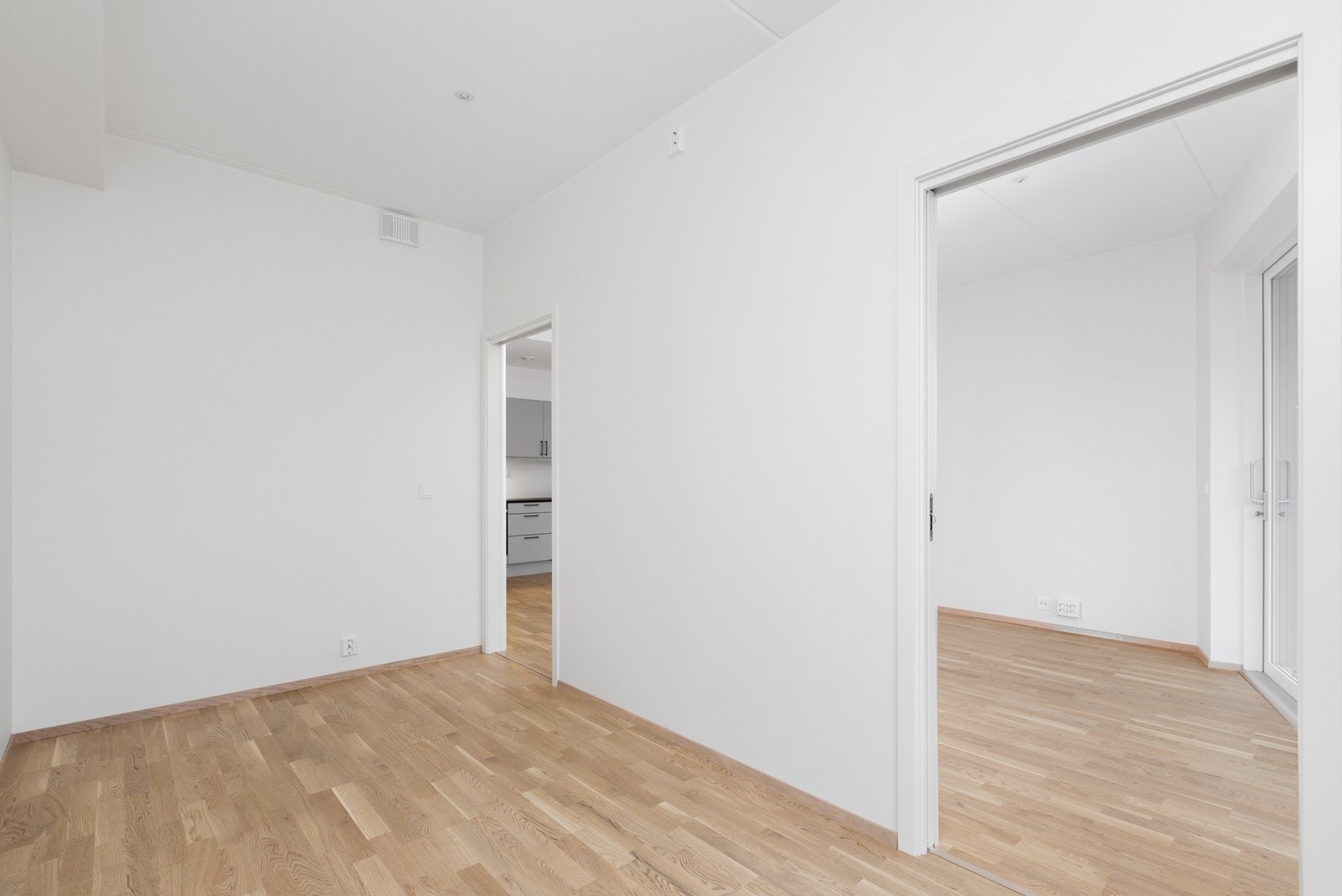 Soverom 2 er på ca. 8,5 kvm og har to innganger. Galleribilde