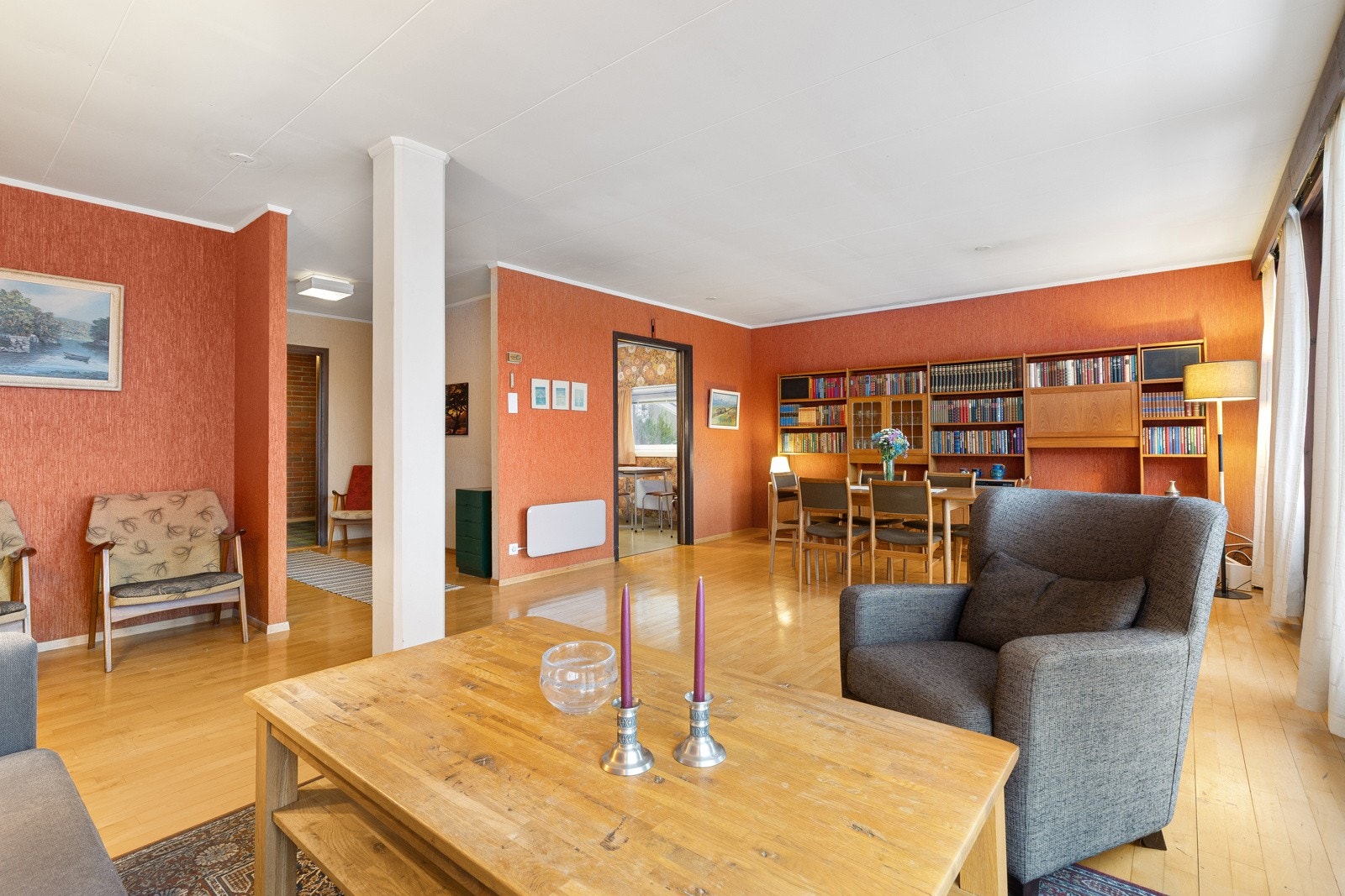 Store vindusflater gir godt lysinnslipp. Galleribilde