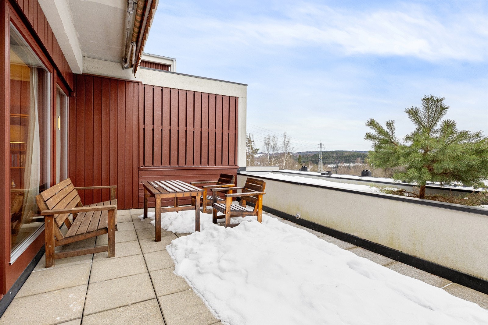 Sydvestvendt terrasse på ca. 51 kvm med god plass til møblering. Galleribilde