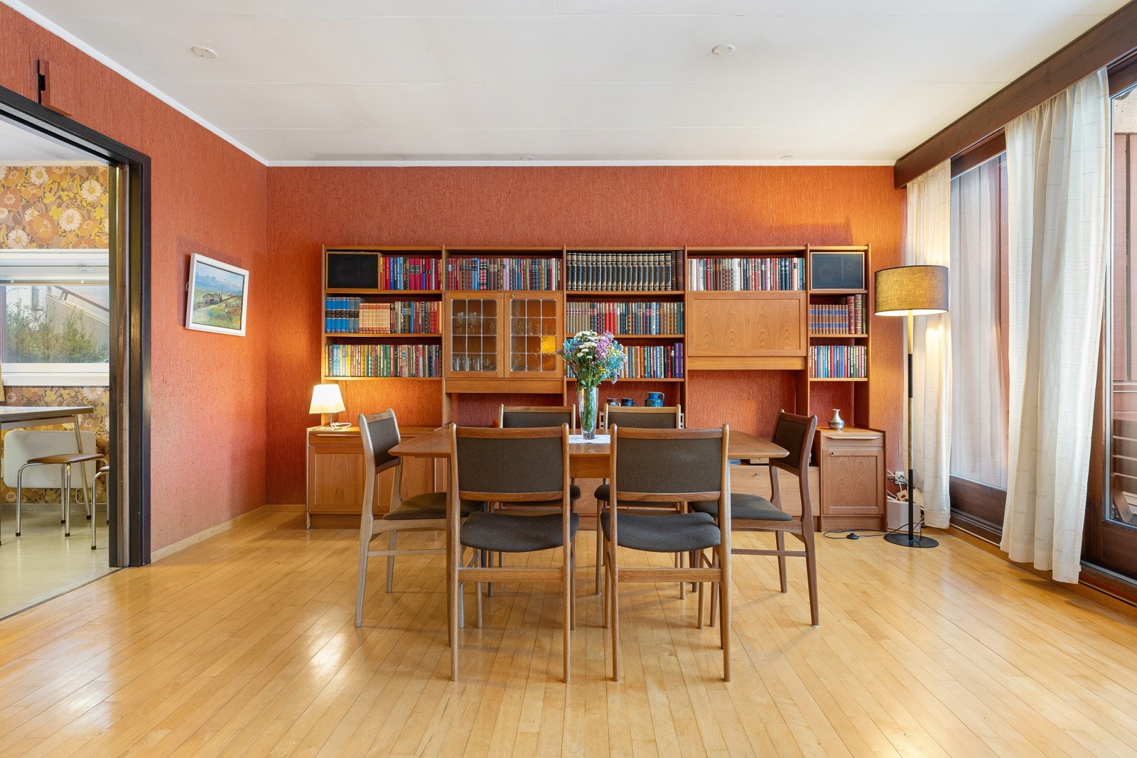 Stuen har fin forbindelse mellom sofadel og spiseplass. Galleribilde