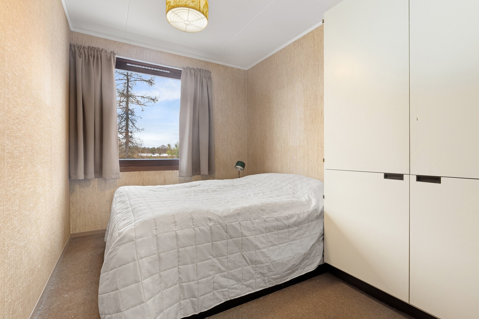 Lyst soverom med plass til seng og oppbevaring. Galleribilde