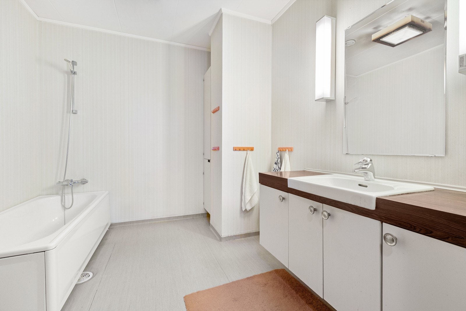 Bad av eldre dato med enkel innredning. Galleribilde