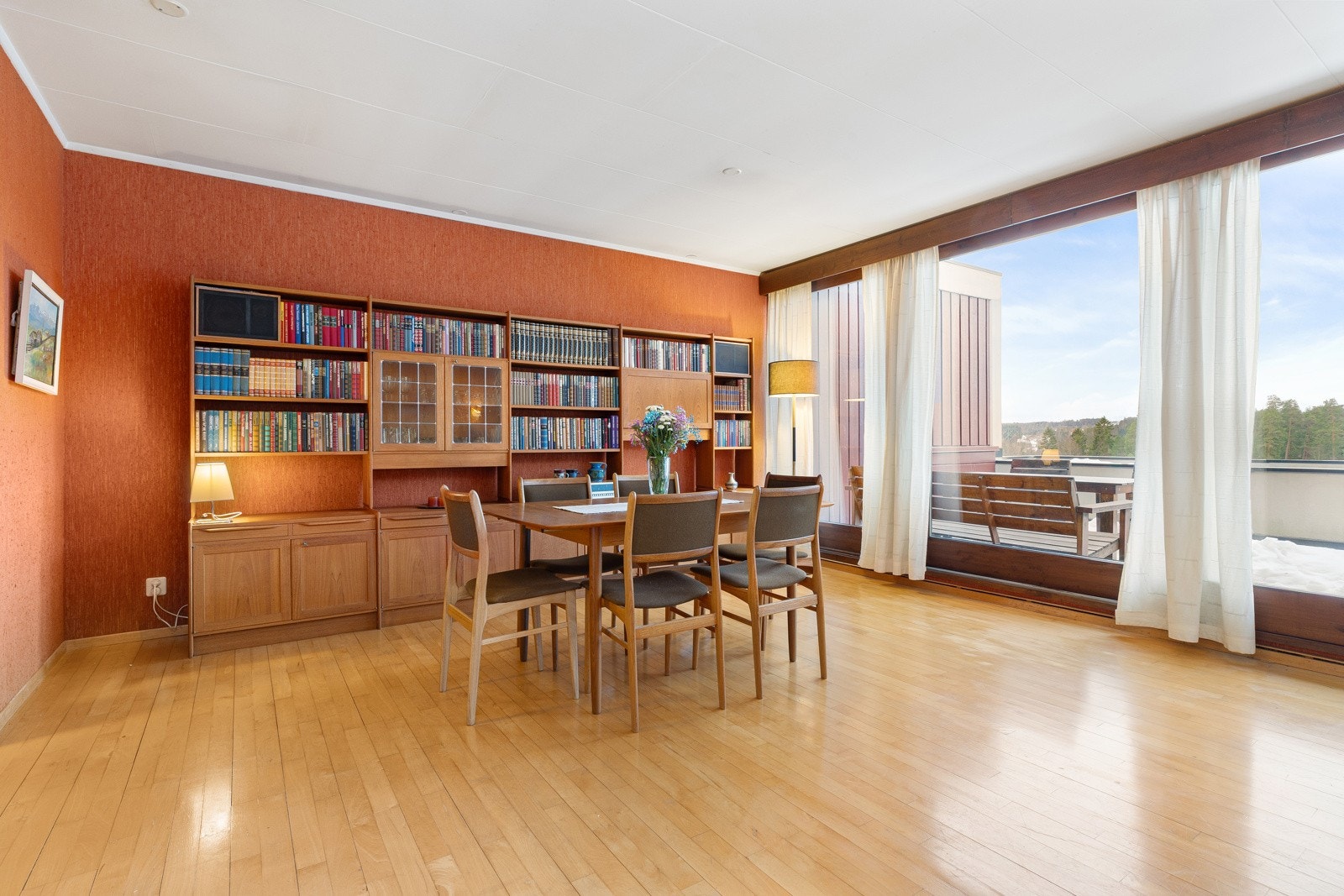 Stuen har store vindusflater og utgang til terrasse. Galleribilde