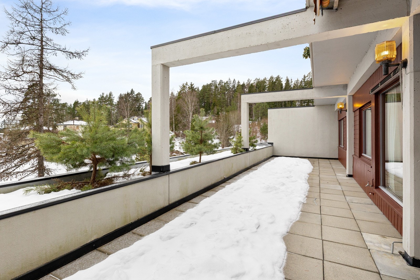 Markise og utekran på terrassen. Galleribilde