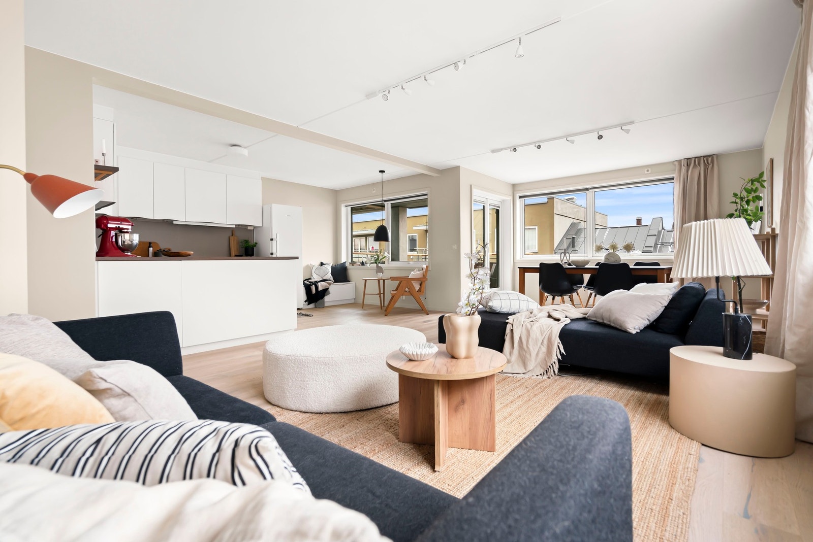 Stuen og kjøkkenet er et lyst trivelig rom. Galleribilde