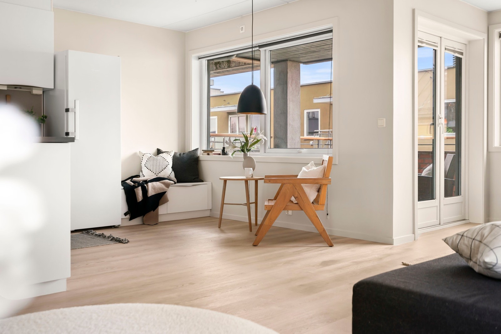 Tilsluttet kjøkkenet finner man en fin sittegruppe med benk for oppbevaring, samt plass til bord og stoler. Galleribilde