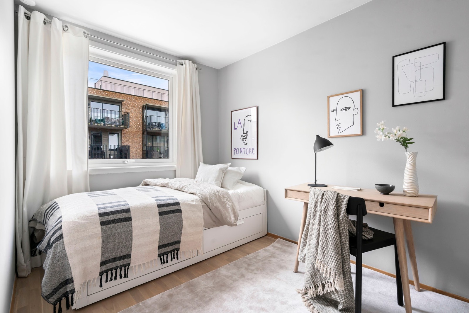 Soverom 1. Leilighetens mellomste soverom er et flott rom med flere bruksmuligheter. Galleribilde