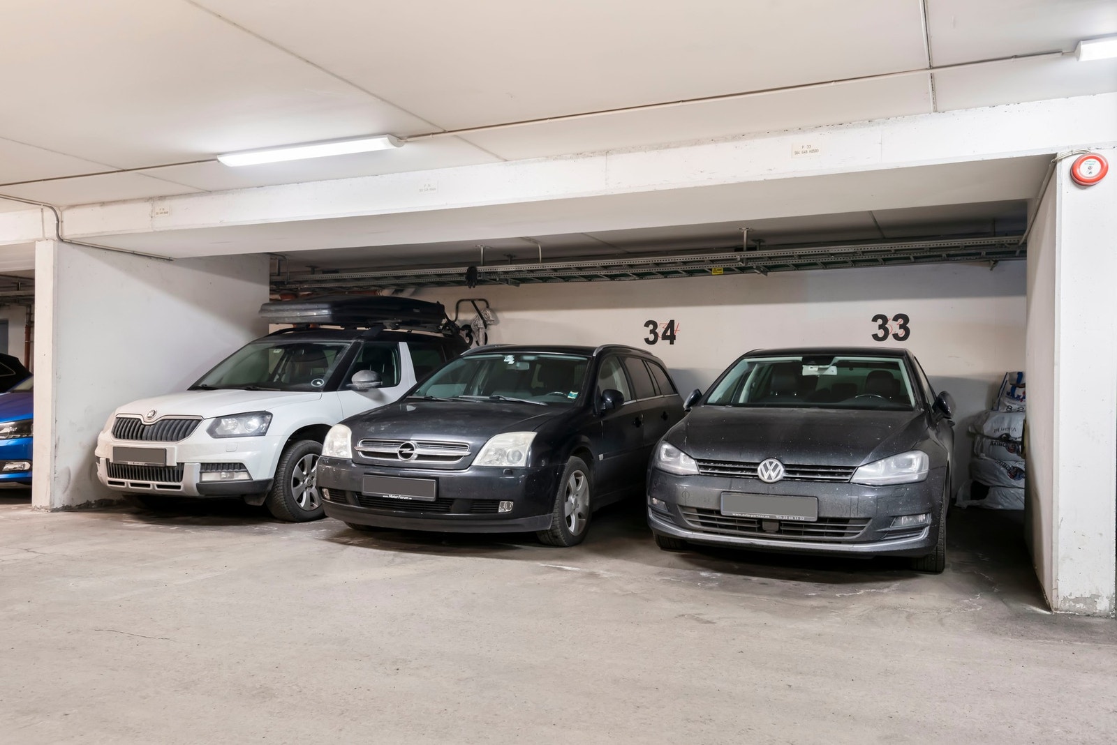 Medfølgende plass i garasjeanlegget er plass nr. 35, lengst til venstre i bildet. Det er lagt til rette for at man kan montere el-lader. Galleribilde