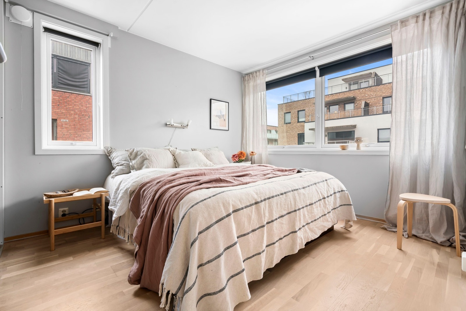 Soverom 2. Hovedsoverommet er et stort flott rom med god plass til dobbeltseng og tilhørende nattbord. Galleribilde