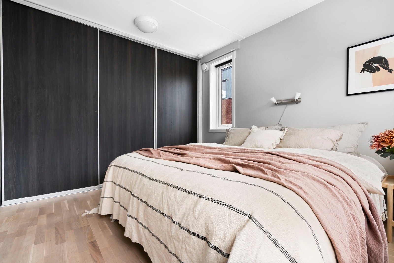 Rikelig med oppbevaringsplass i stor fastmontert skyvedørsgarderobe som strekker seg fra vegg til vegg og gulv til tak. Galleribilde