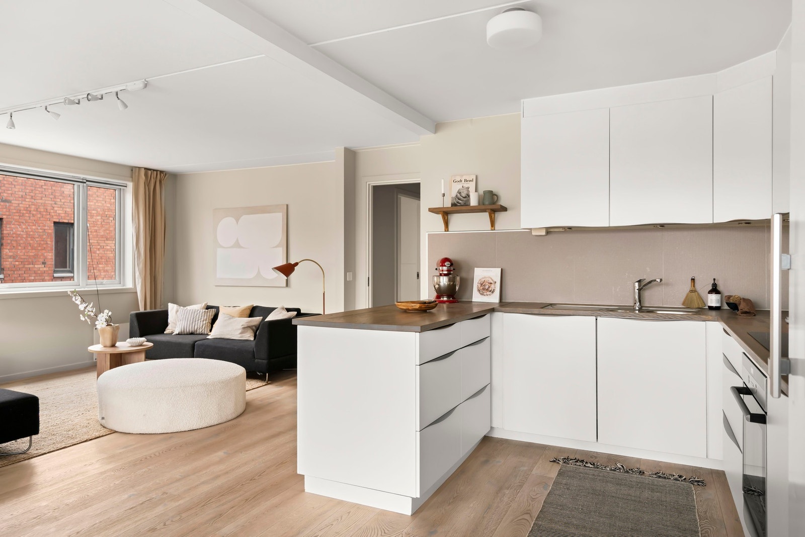 En langstrakt benkeplate gir gode arbeidsflater. Galleribilde