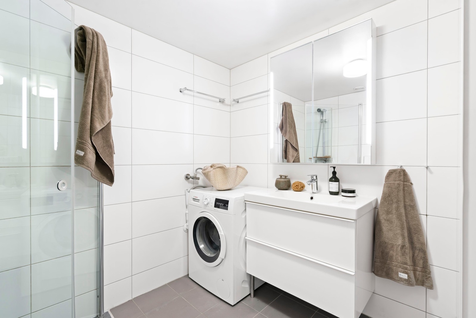 Moderne servantskap med oppbevaringsplass, samt sminkespeil med innebygd lys og oppbevaringsplass. Galleribilde