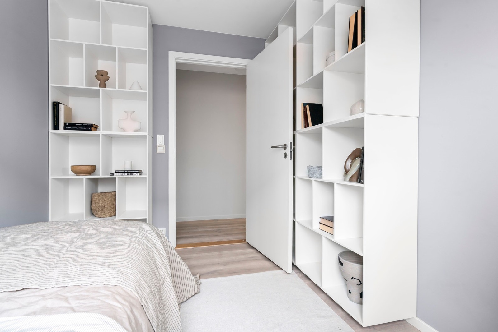 Soverom 3 har flotte fastmonterte hyller, noe som gir godt med oppbevaring dersom man ønsker å bruke dette rommet som hjemmekontor. Galleribilde
