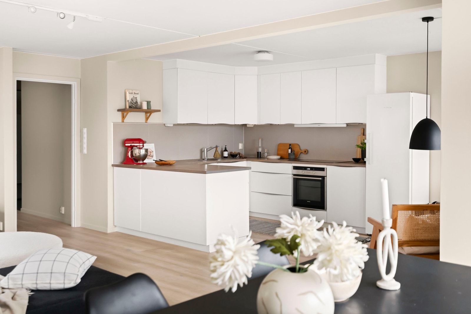 Moderne kjøkken med rikelig oppbevaringsplass i skuffer og skap. Galleribilde
