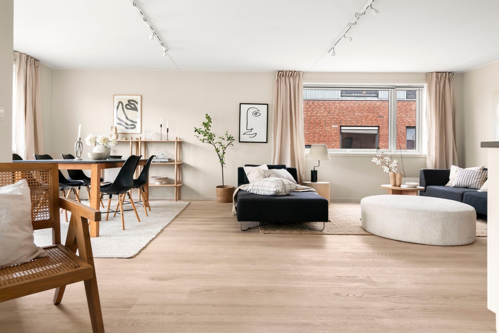 Flott en-stavs eikeparkett i lys utførelse lagt i senere tid. Galleribilde