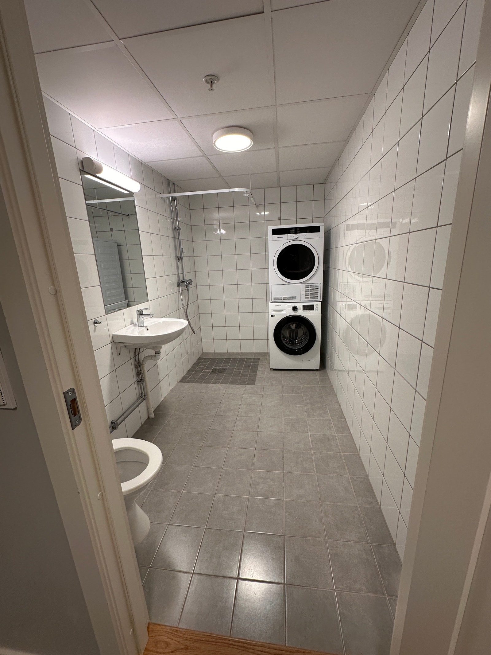 Bad. Følger med vaskemaskin.
Tørketrommel kan overtas fra forrige leietaker. Galleribilde