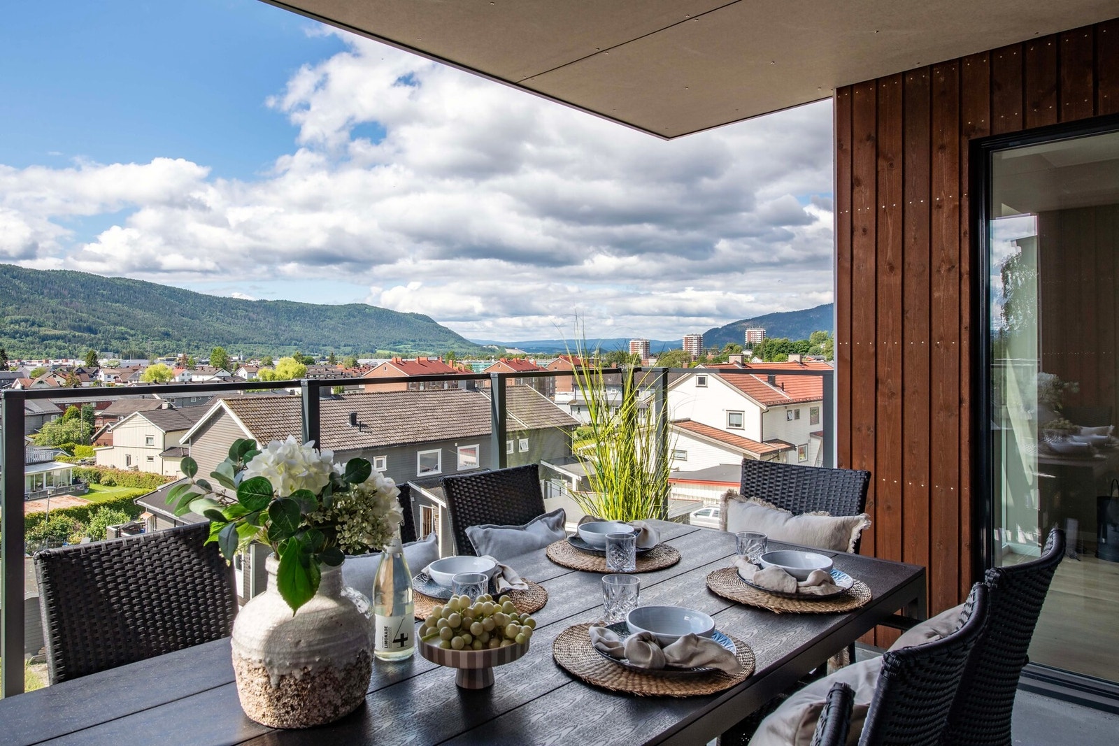 Med takoverbygg og god plass kan maten nytes ute. Galleribilde