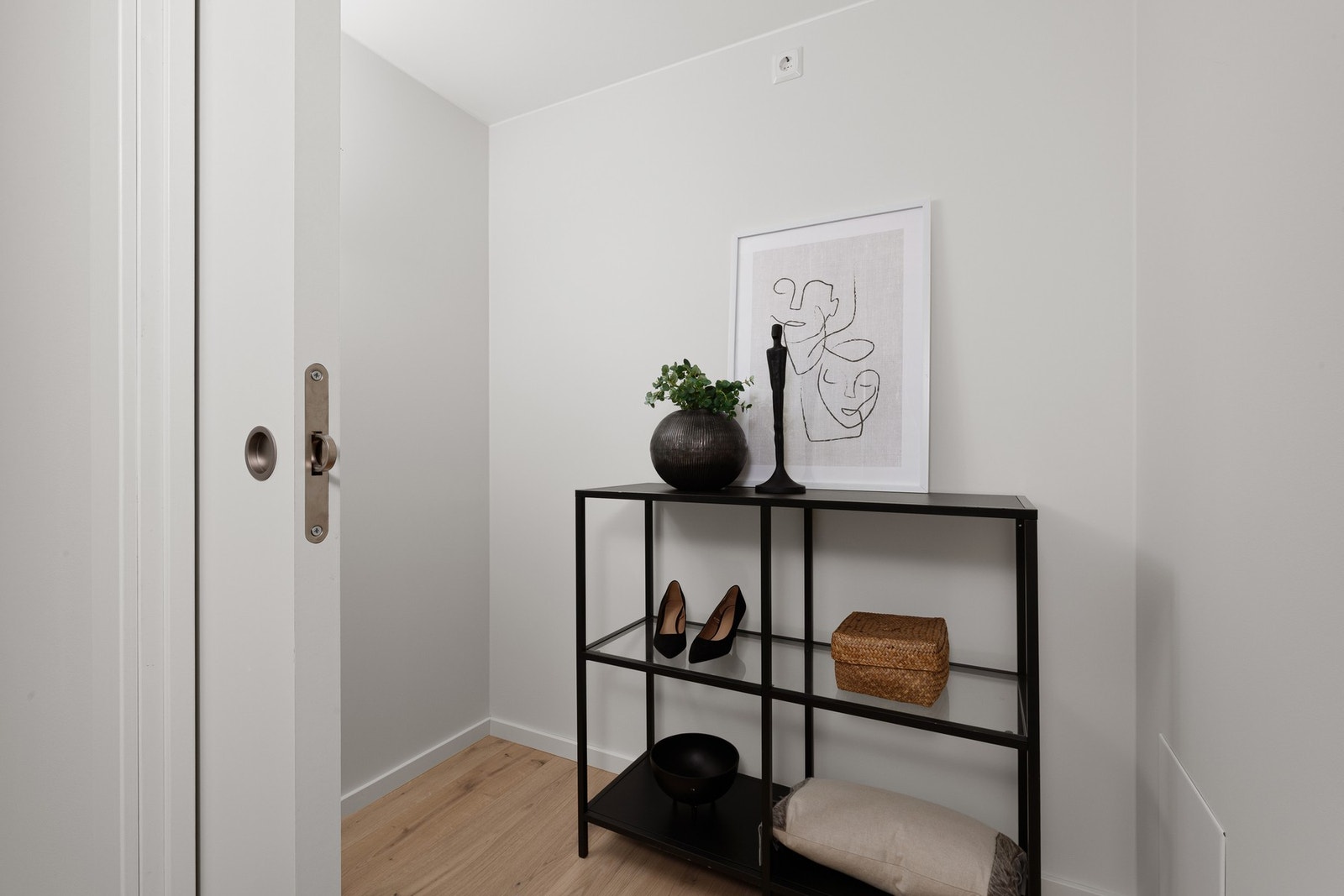 Walk-in closet med adkomst fra soverom Galleribilde