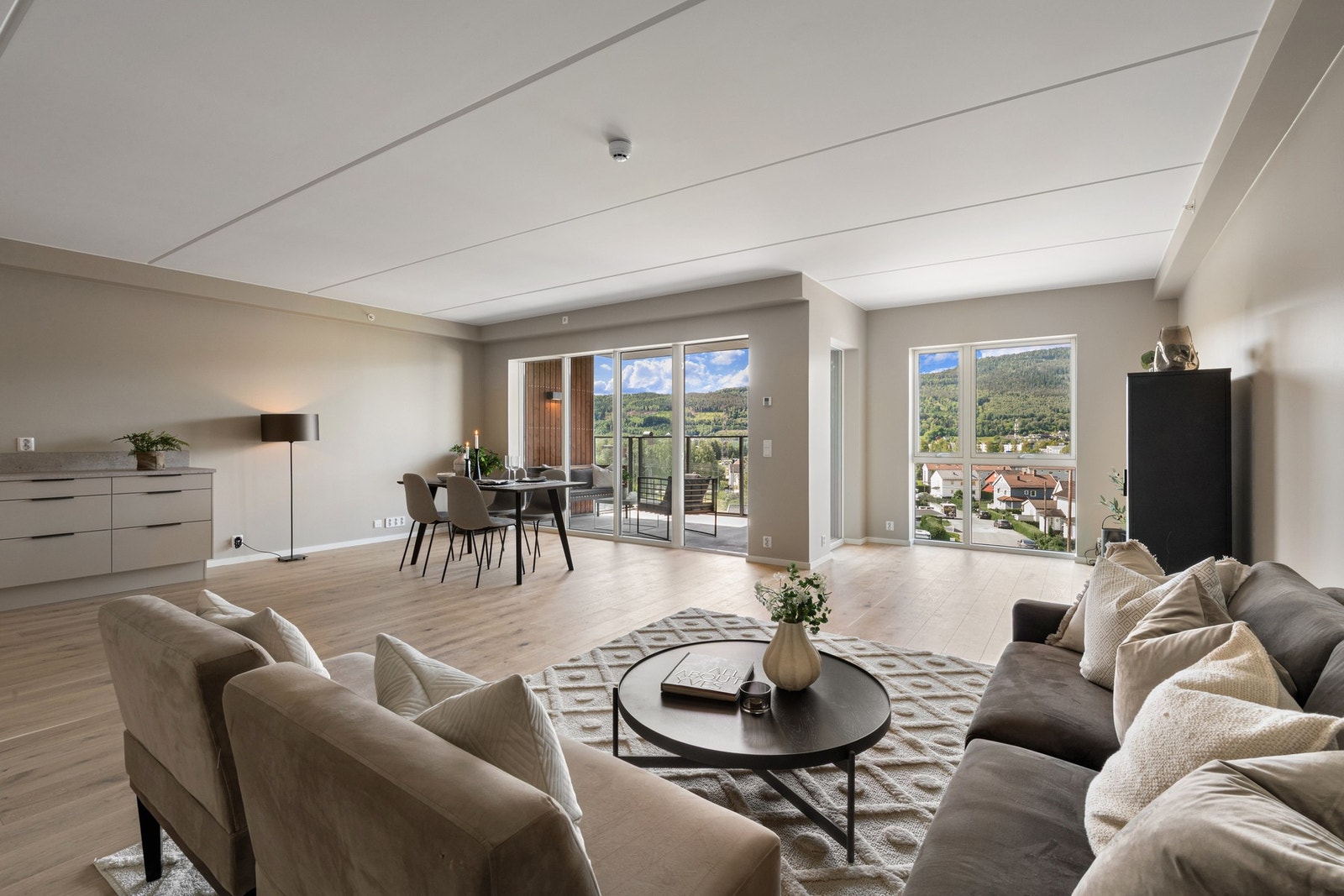 Privatmegleren ved Svein Liavaag har gleden av å presentere Store Landfall Øvre 100. Galleribilde