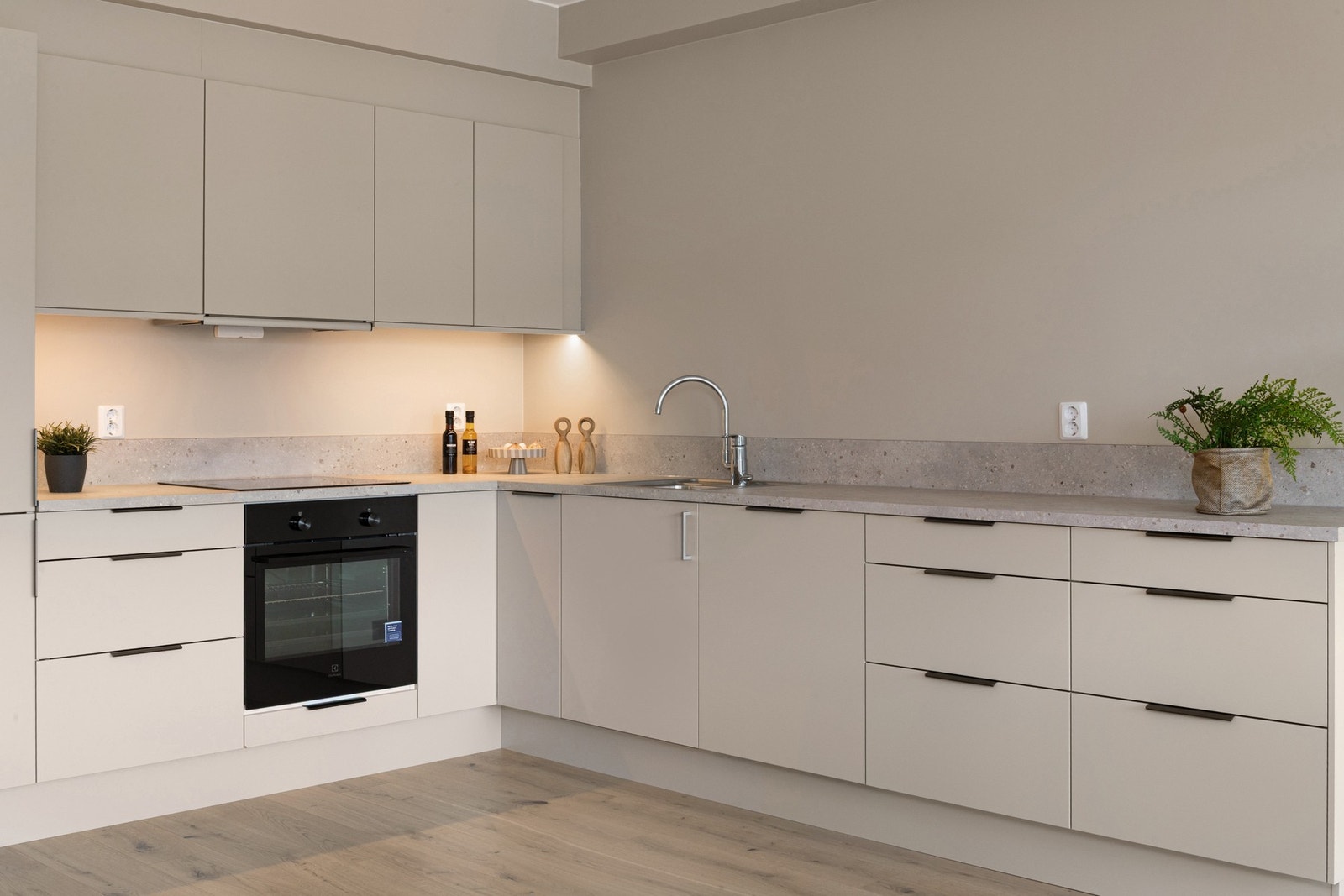 Håndtak i stål på underskap og push-up løsning på overskap. Galleribilde