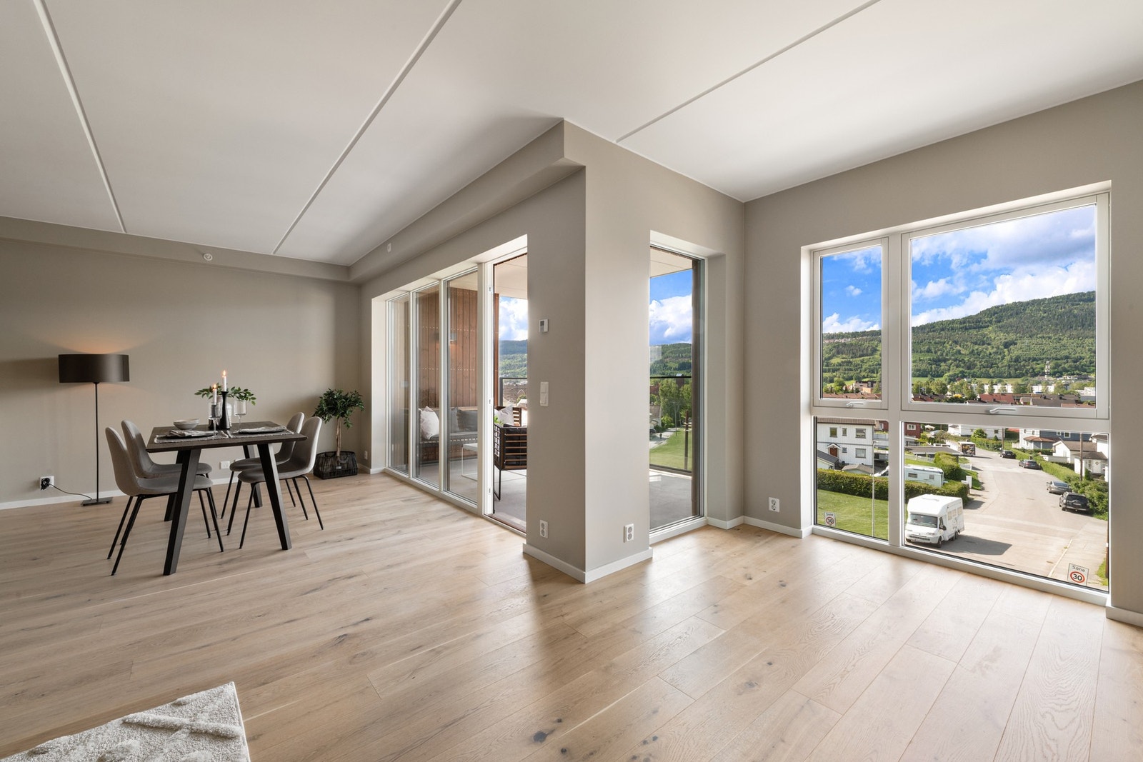 Det er skyvedører ut til balkongen. Galleribilde