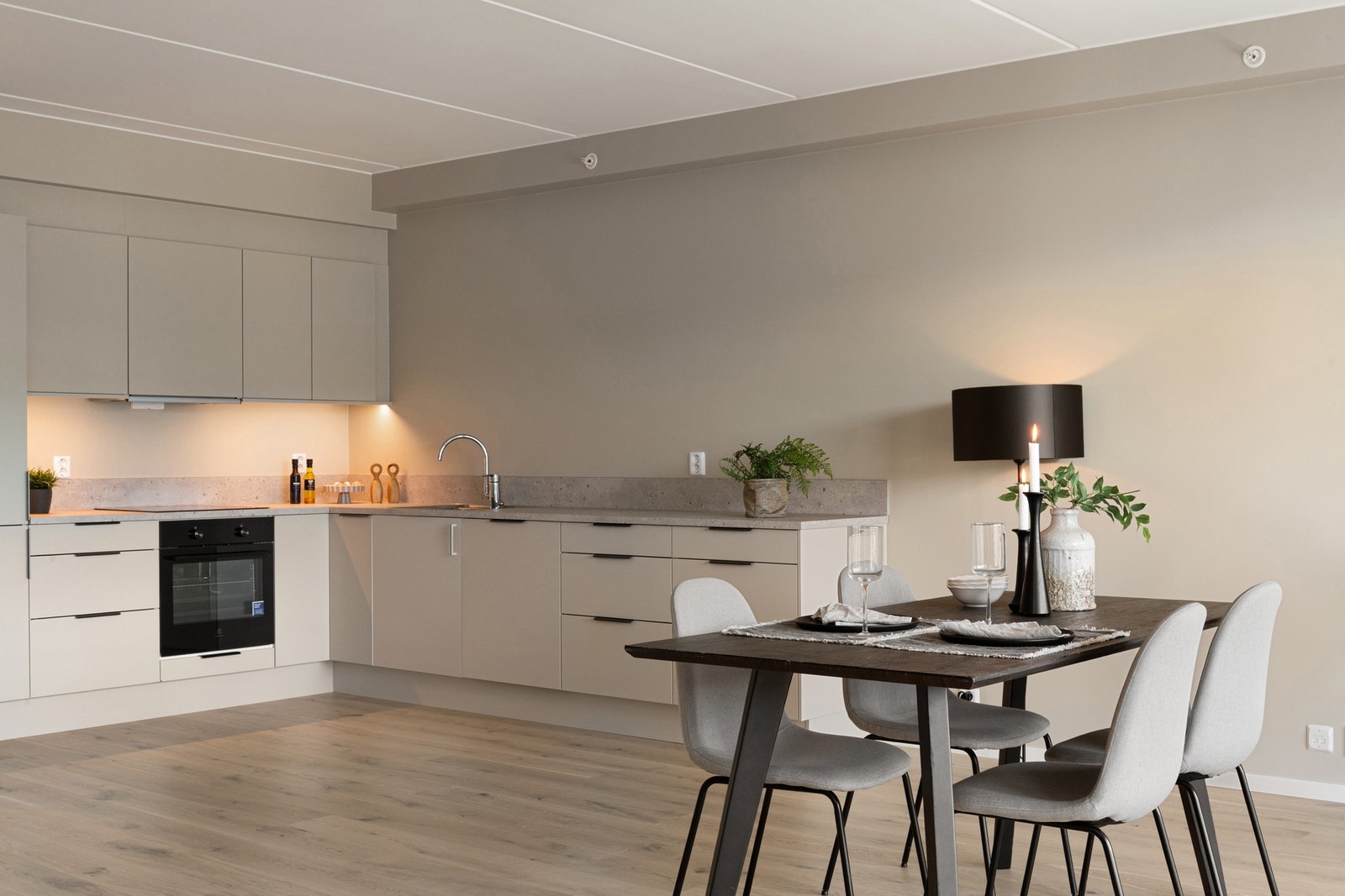 Hvite fronter med slett overflate og laminat benkeplate. Galleribilde