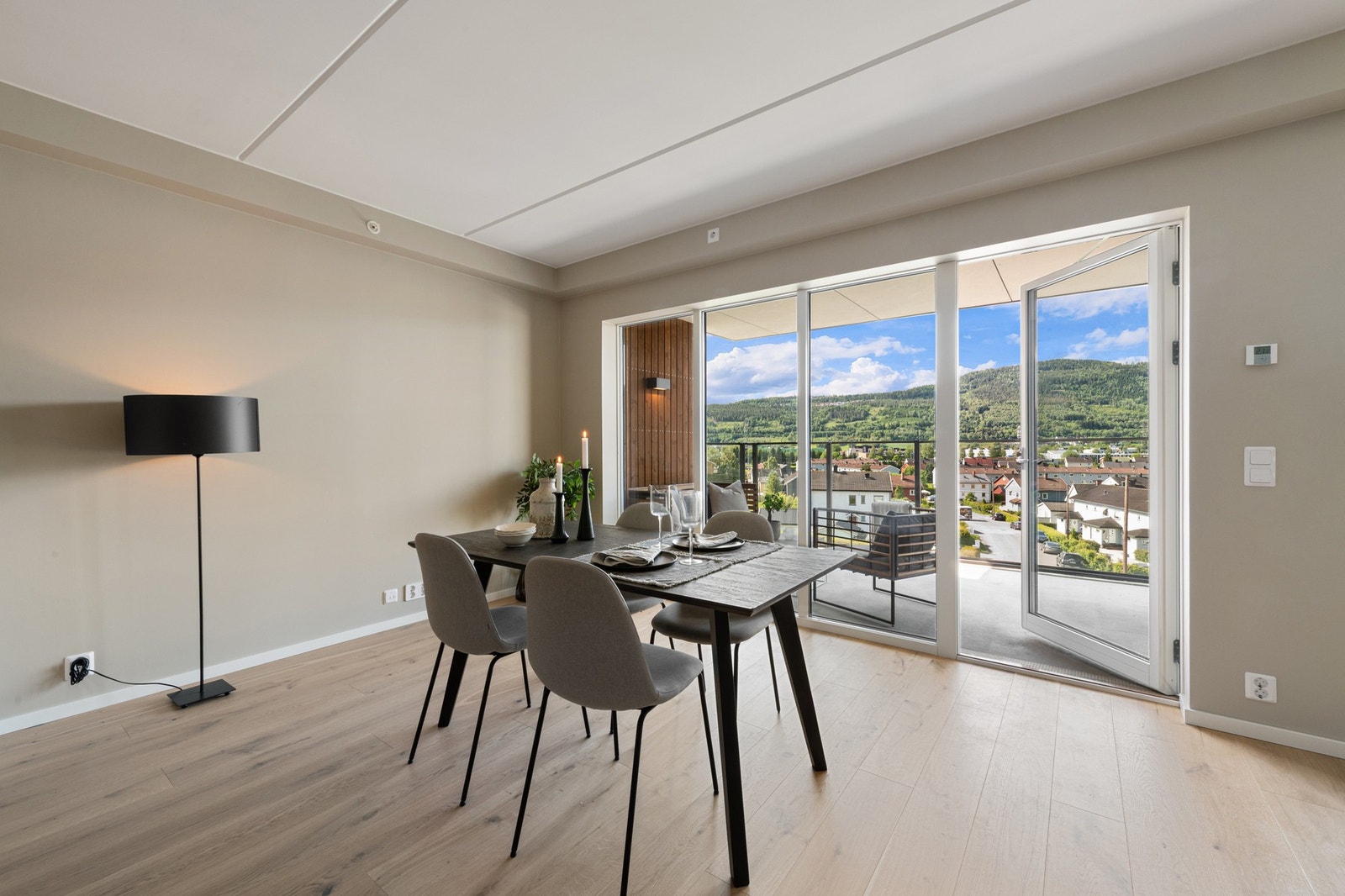 Det er god plass til både sofa med tilhørende møblement og et stort spisebord i kjøkkendelen. Galleribilde