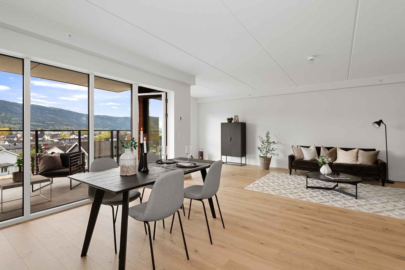 Det er hvitpigmentert eikeparkett, lyse vegger og god møbleringsfrihet. Galleribilde