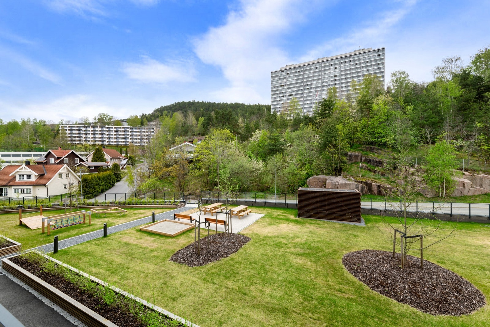 Det er også et pent fellesareal med lekeplass og benker. Galleribilde