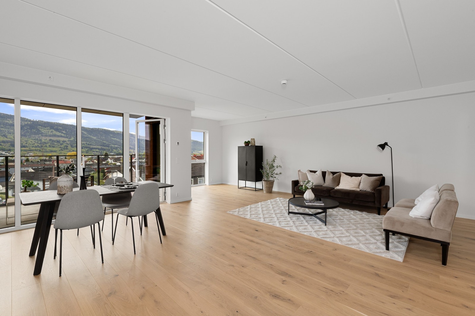 Det er hvitpigmentert eikeparkett, lyse vegger og god møbleringsfrihet. Galleribilde