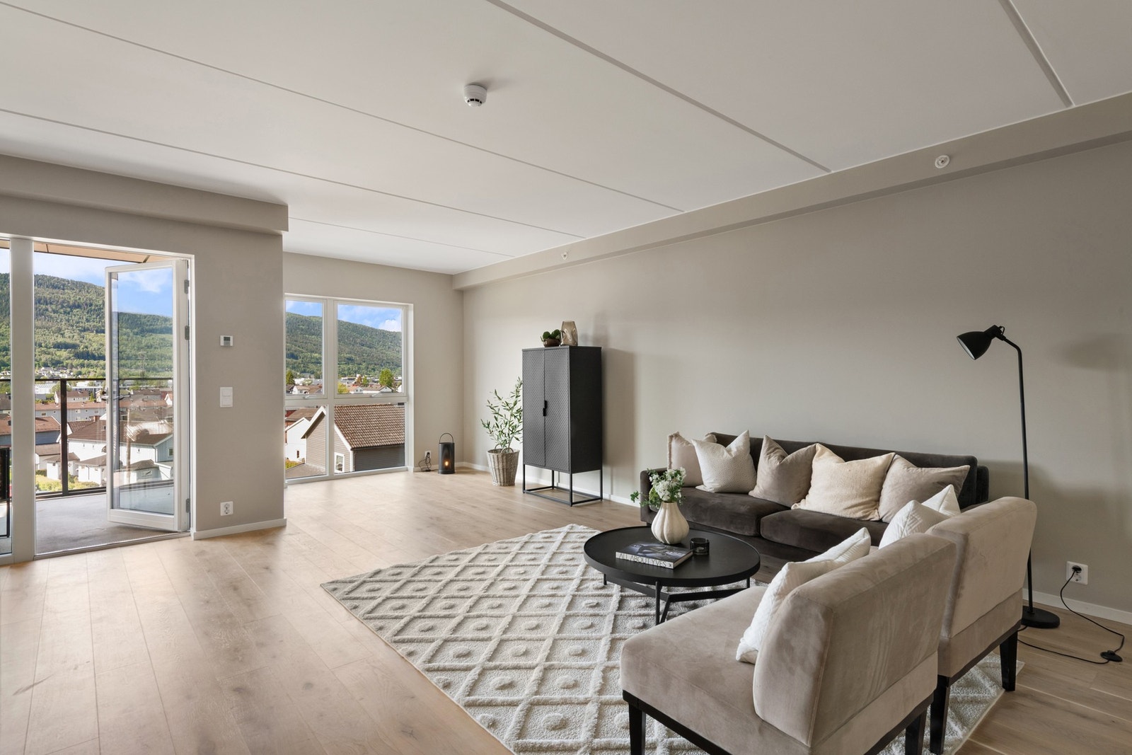 Stuen er åpen og luftig, med store vinduer som gir masse naturlig lys. Galleribilde