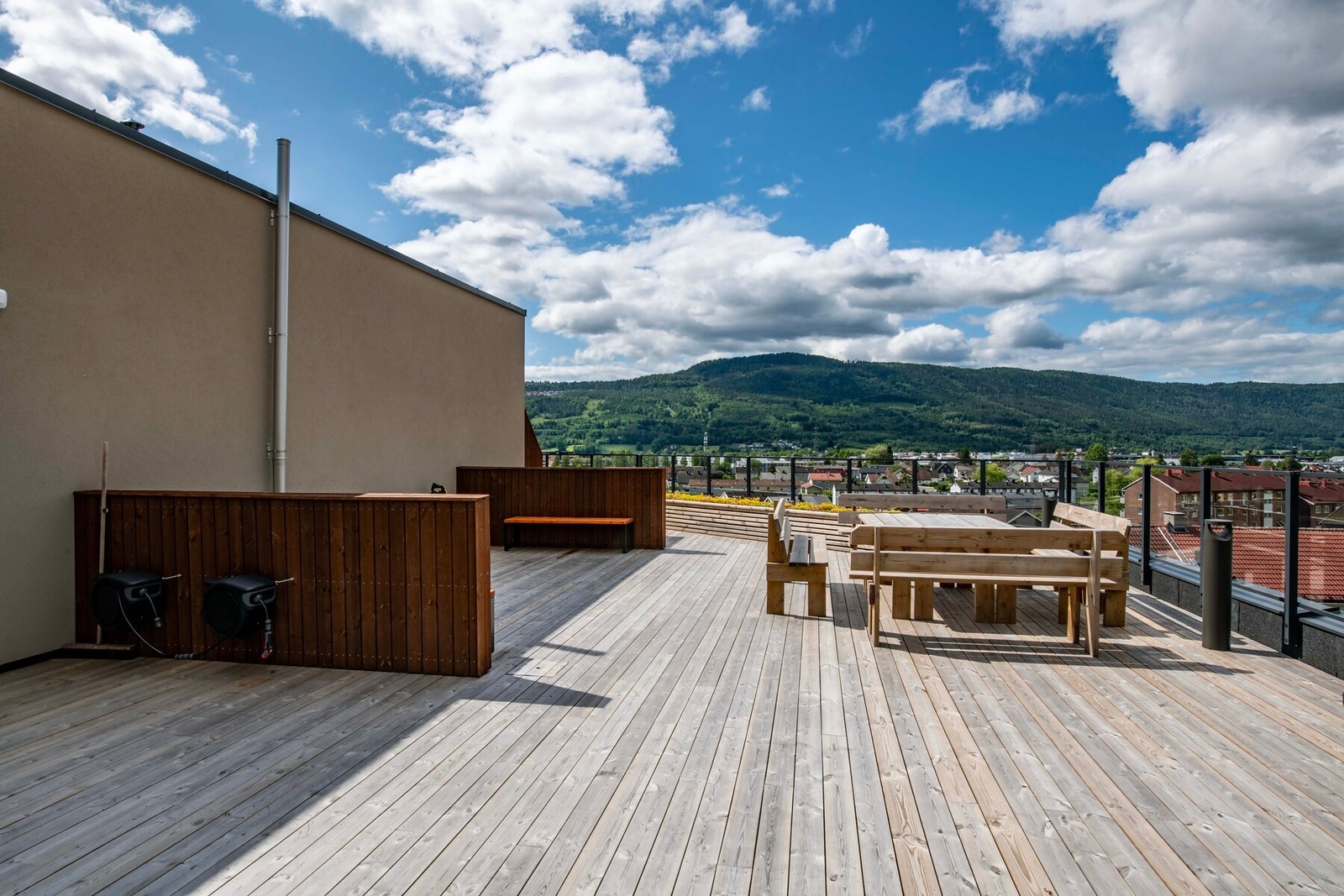 Her finnes flere benker og bord til felles bruk, Galleribilde