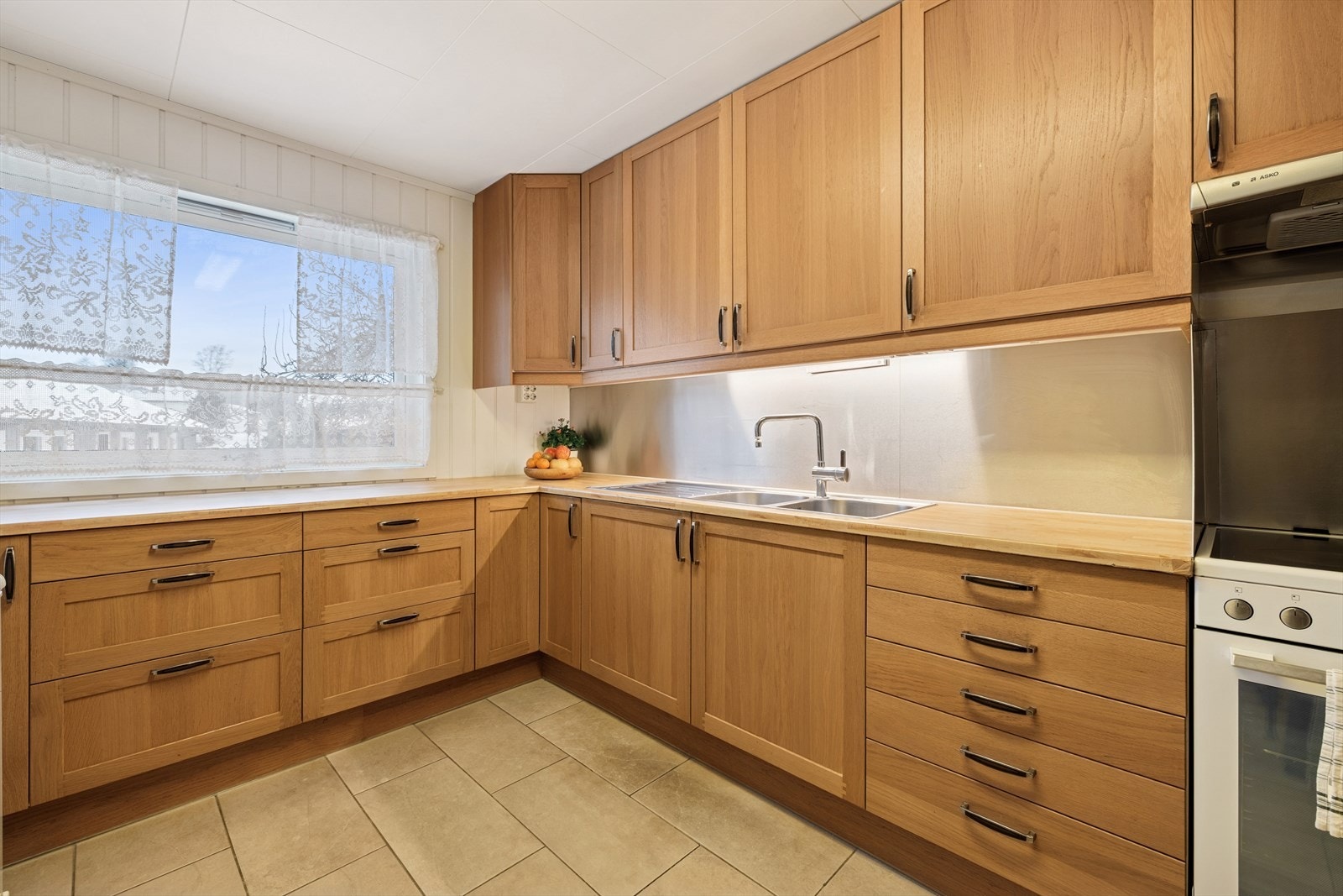 Det er godt med skap- og benkeplass og kjøkkenet har ventilator med avtrekk ut. Galleribilde