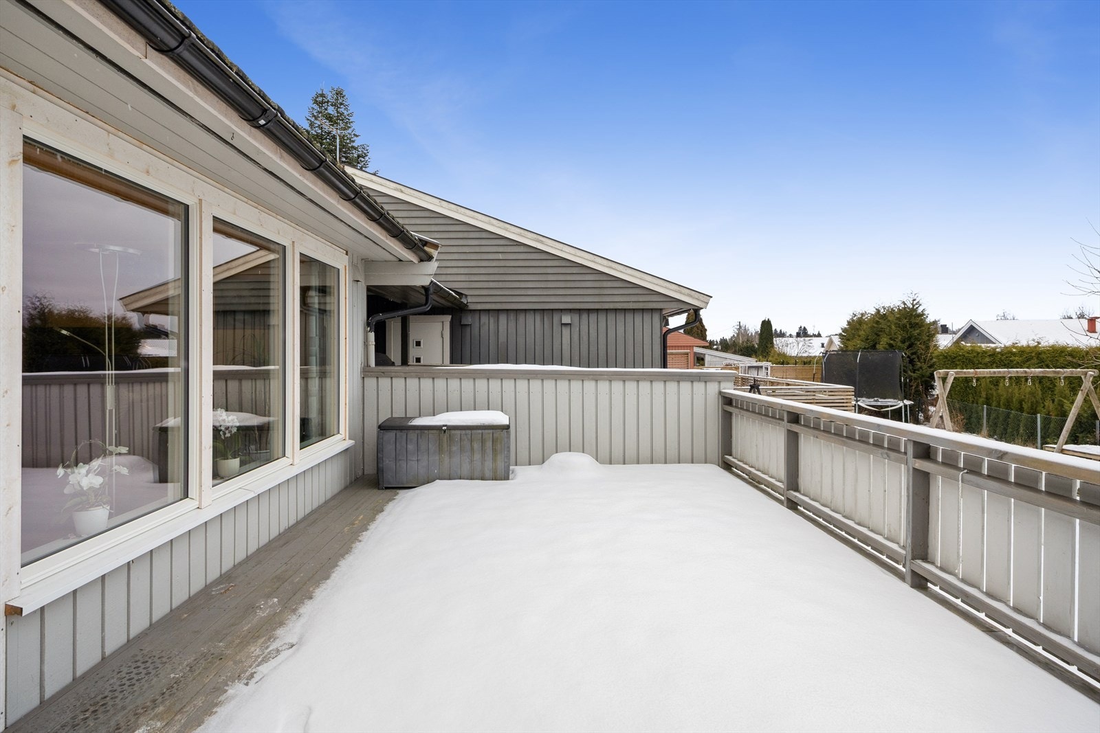 Terrassen er målt til 23,6 m², er bygget med impregnert bjelkelag og terrassebord. Rekkverket er målt til ca. 85 cm, noe som er lavere enn dagens krav. Galleribilde