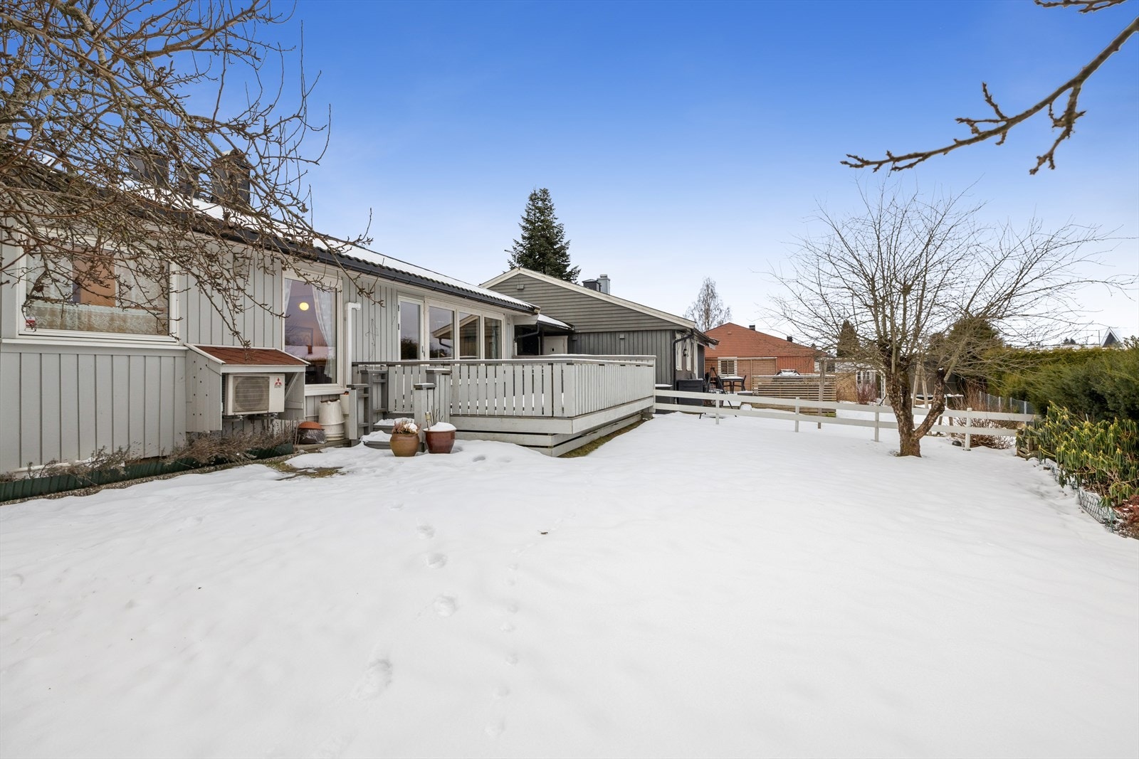 Det er en fin markterrasse på 24m² med enkel tilgang til hagen. Galleribilde