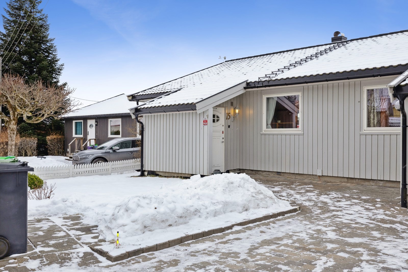 Steinlagt gårdsplass gir gode parkeringsmuligheter foran boligen. Galleribilde