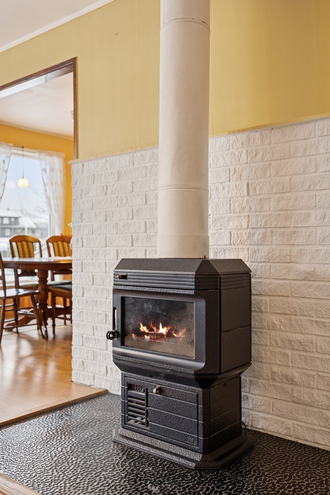 Peisovn som varmer godt på sene høst- og vinterkvelder Galleribilde