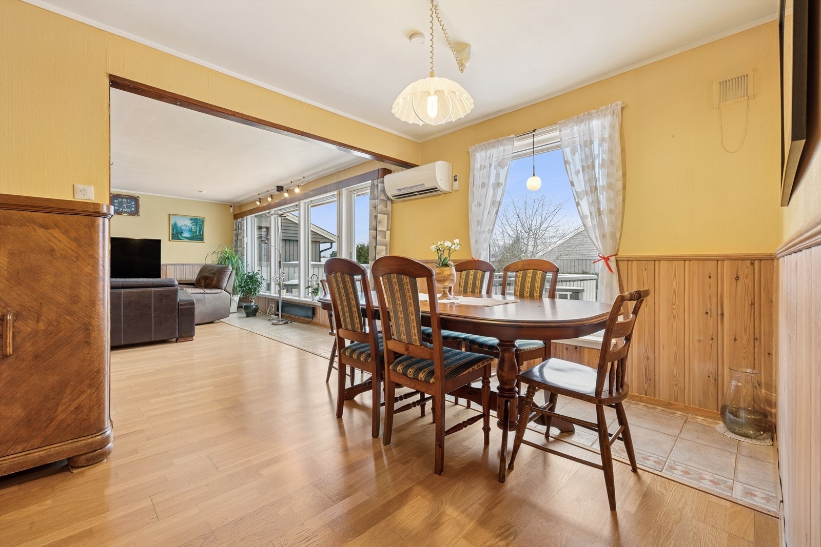 Parkettgulv i stue og spiseste gir et helhetlig uttrykk i oppholdsrommene. Galleribilde